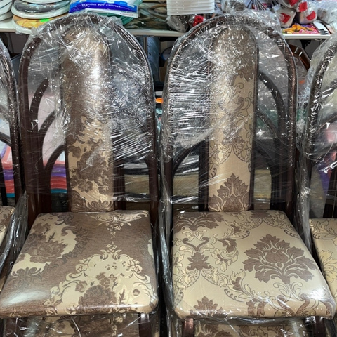 Стул на металлическом каркасе с тканевым сиденьем